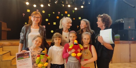 Powiększ grafikę: Finalistki konkursu recytatorskiego "Gdzie jest Ciaptak?" wraz z Organizatorkami oraz Panią Beatą i Izabellą.