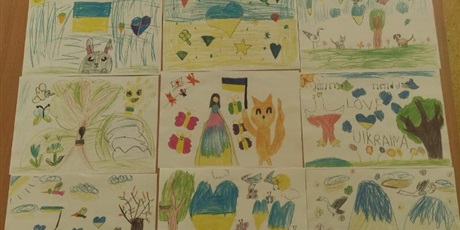 Powiększ grafikę: Prace uczniów wykonane dla dzieci w Ukrainie dołączone do listu
