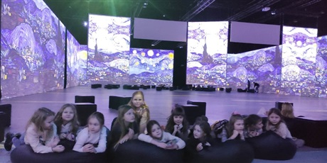 Powiększ grafikę: grupa dziewczynek podczas podziwiających multisensoryczną wystawę/