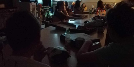 Powiększ grafikę: Uczniowie z SP45 podczas projekcji filmu na Nocy Bibliotek