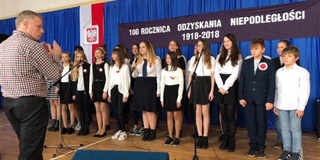 Ochody 100. rocznicy odzyskania przez Polskę niepodległości. 🇵🇱️ - urczystość w gimnazjum.