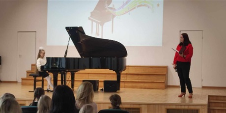 Powiększ grafikę: Występ uczennicy-pianistki ze Szkoły Muzycznej 