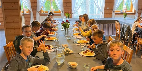 Powiększ grafikę: Zdjęcie uczniów podczas posiłku.