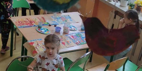 Powiększ grafikę: Przedszkolaki podczas malowania prac plastycznych