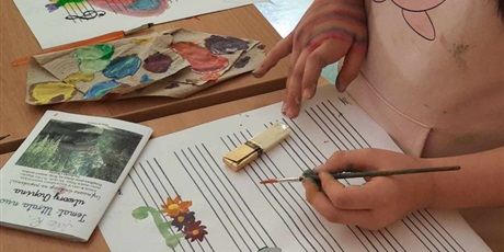 Powiększ grafikę: Uczniowie z SP45 podczas prac Sztuki Malowanej