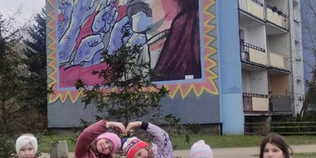 Powiększ grafikę: Uczniowie z SP45 pod muralem na Zaspie