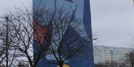 Powiększ grafikę: Uczniowie przed muralem na gdańskiej Zaspie