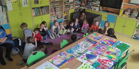 Powiększ grafikę: Grupa dzieci z przedszkola podczas warsztatów.