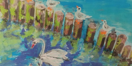 Powiększ grafikę: Praca przedstawia morze z palami na których siedzą ptaki