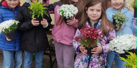 Powiększ grafikę: Uczniowie, którzy uczestniczyli w akcji sadzenia