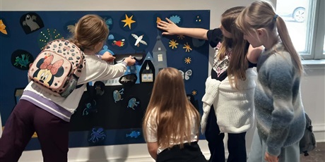 Powiększ grafikę: Uczniowie na wystawie „Ciach–ciach! Ilustracje i Żelkoty Agnieszki Żelewskiej