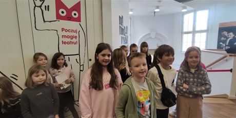 Powiększ grafikę: uczniwie z nauczycielkami w Teatrze Miniatura