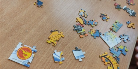 Powiększ grafikę: Uczeń podczas układania puzzli