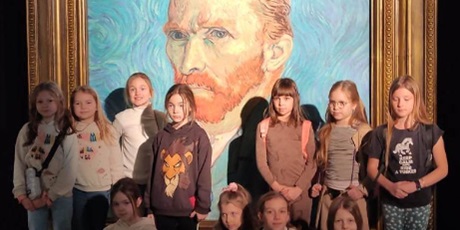 Powiększ grafikę: Grupa dziewczynek przy obrazie przedstawiającym wizerunek Van Gogh'a