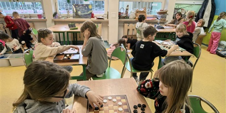 Powiększ grafikę: uczniowie podczas rozgrywek w warcaby