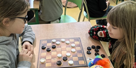 Powiększ grafikę: uczniowie podczas rozgrywek w warcaby