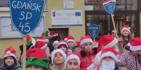 Przemarsz Mikołajów rozpoczął świąteczny weekend