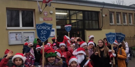 Powiększ grafikę: przemarsz-mikolajow-rozpoczal-swiateczny-weekend-661564.jpg