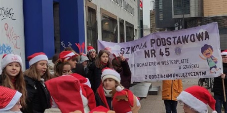 Powiększ grafikę: Liczna grupa uczniów z klas I – VIII maszerowała po południu ulicami Wrzeszcza pozdrawiając i częstując słodkościami mieszkańców .