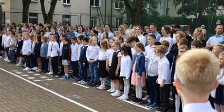 Powiększ grafikę: rok-szkolny-2025-2026-zostal-oficjalnie-rozpoczety-636623.jpg