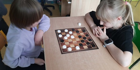 Powiększ grafikę: Uczestnicy rozgrywek w warcaby