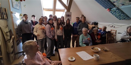 Powiększ grafikę: wolontariusz SP45 u Seniorów na Fromborskiej