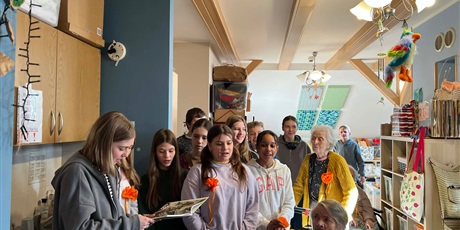 Powiększ grafikę: wolontariusz SP45 u Seniorów na Fromborskiej