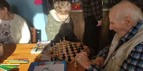 Powiększ grafikę: wolontariusze ze szkoły u Seniorów