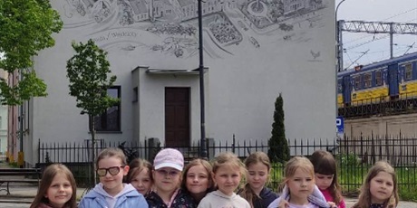 Powiększ grafikę: Grupa dziewczynek podczas wycieczki śladem Wrzeczańskich murali.