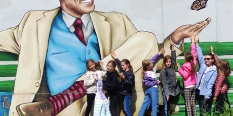 Powiększ grafikę: Grupa dziewczynek podczas wycieczki śladem Wrzeczańskich murali.