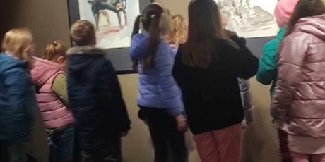 Powiększ grafikę: uczniowie w galerii przed obrazami o tematyce zwierząt