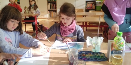 Powiększ grafikę: Na zdjęciu dziewczynki, które malują prace tematyczną