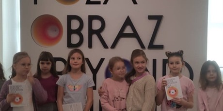 Powiększ grafikę: Grupa dziewczynek podczas wystawy "Fangor poza obrazem"