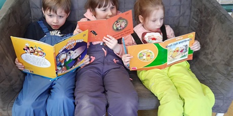 Powiększ grafikę: Dzieci z przedszkola czytające wybrane książki 